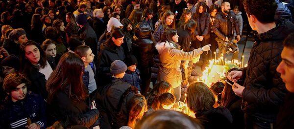 51-ე სკოლის დაღუპული მოსწავლეების ხსოვნისადმი მიძღვნილი სამგლოვიარო აქცია „არ მოკლა“ 51-ე სკოლის დაღუპული მოსწავლეების ხსოვნისადმი მიძღვნილი სამგლოვიარო აქცია „არ მოკლა“ - Sputnik საქართველო