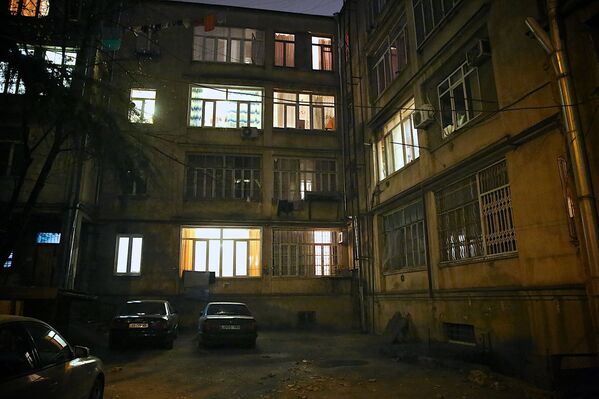 Дадунашвили скончался до того, как его довезли до больницы, а Саларидзе — спустя сутки в реанимации. Обвиняемого в убийстве Дадунашвили задержали 2 декабря, а обвиняемый в убийстве Саларидзе сдался полиции спустя три дня, в понедельник. На фото - обычный жилой дом в самом центре Тбилиси, в этом тихом дворе произошло убийство учеников 51-й школы - Sputnik Грузия
