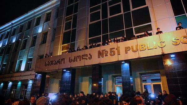 Траурная акция Не убивай в память о погибших учениках у здания 51-й школы - Sputnik Грузия