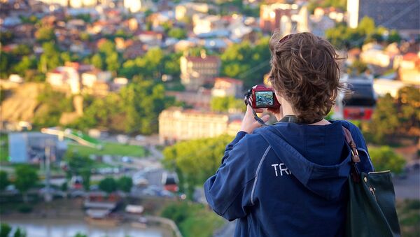 Туристка фотографирует Тбилиси на смартфон со смотровой площадки - Sputnik Грузия