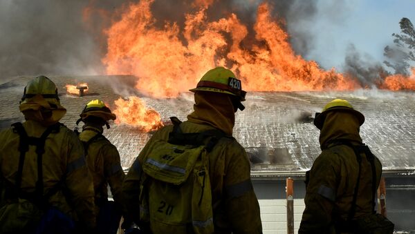 Пожарные работают на месте очагов огня в Калифорнии, США - Sputnik საქართველო