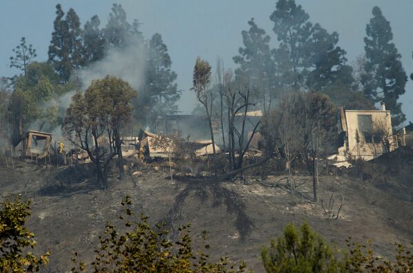 К столь ужасным последствиям привело то, что крупные лесные пожары практически одновременно охватили сразу несколько округов в штате Калифорния. Пожарные оказались не в силах остановить распространение огня - Sputnik Грузия