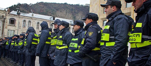 Сотрудники полиции у здания правительственной канцелярии Сотрудники полиции у здания правительственной канцелярии - Sputnik საქართველო