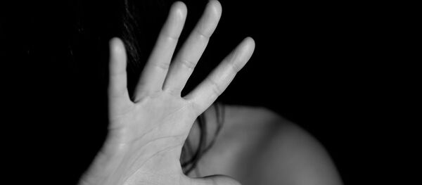 Женщина закрывает лицо рукой - Sputnik Грузия