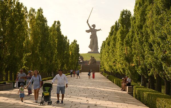 Родина-мать зовет! - центр памятника-ансамбля Героям Сталинградской битвы - Sputnik Грузия
