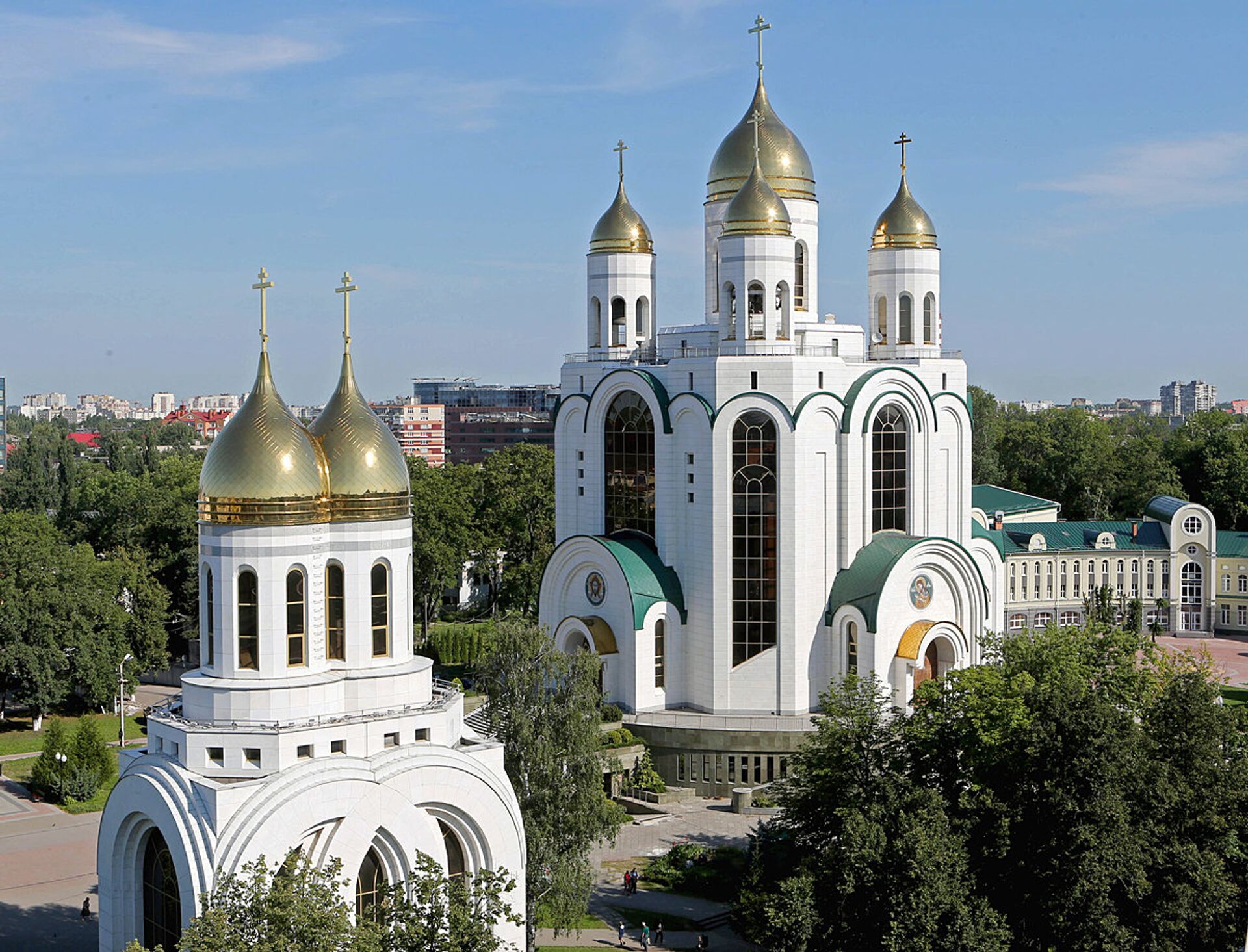 Собор Христа Спасителя (на заднем плане) и Церковь Петра и Февронии  - Sputnik Грузия, 1920, 07.07.2022