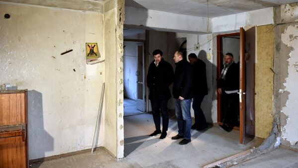 Мэр Тбилиси Каха Каладзе осмотрел поврежденные во время антитеррористической операции квартиры - Sputnik Грузия