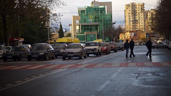 Люди переходят дорогу на перекрестке на проспекте Церетели в Тбилиси - Sputnik Грузия