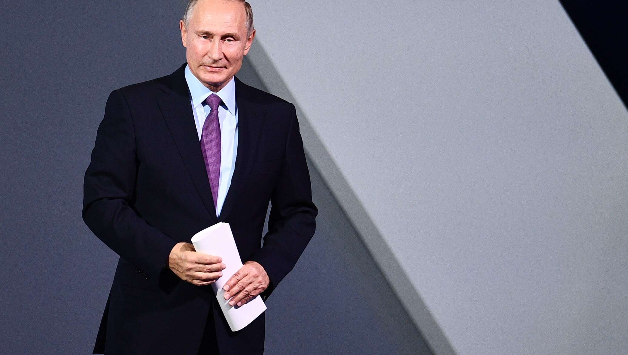 Путин стоит фото в полный рост