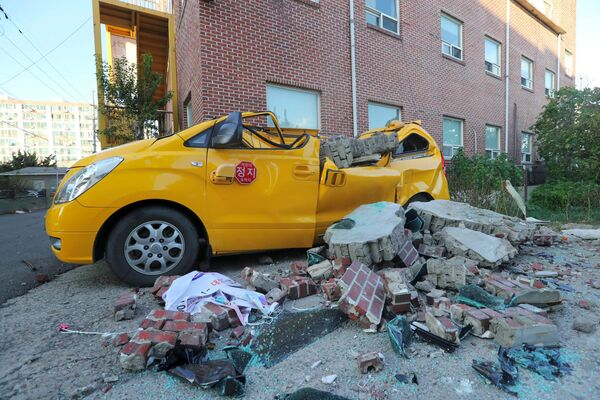 Поврежденный автомобиль в результате землетрясения в Южной Корее. Снимок сделан 15 ноября 2017 года - Sputnik Грузия