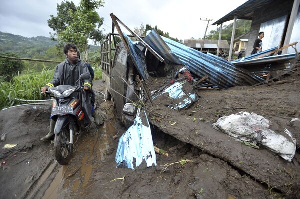 Последствия оползня на Бали, Индонезия. Бедствие повлекло за собой многочисленные человеческие жертвы. Снимок сделан 10 февраля 2017 года - Sputnik Грузия