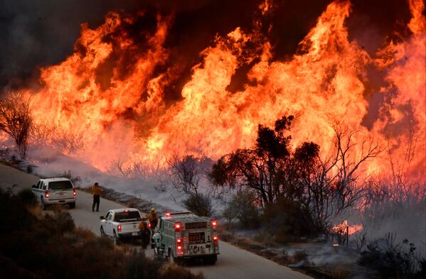 Природные пожары в Калифорнии, США возникли в начале декабря сразу в нескольких округах. Пожары до сих пор не удается потушить. Снимок сделан 9 декабря 2017 года - Sputnik Грузия