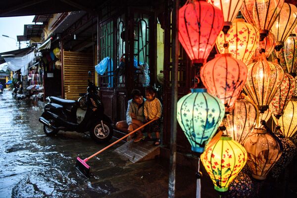 Затопленные улицы вьетнамского города Хойан после мощного тайфуна “Дамри”. Снимок сделан 8 ноября 2017 года - Sputnik Грузия