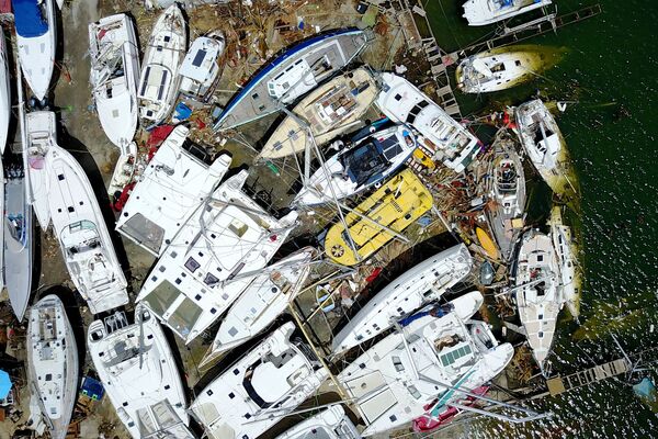 Прогулочные суда, прижатые к берегу после прошедшего урагана Ирма на острове Сен-Мартен в Карибском море. Снимок сделан 15 сентября 2017 года - Sputnik Грузия