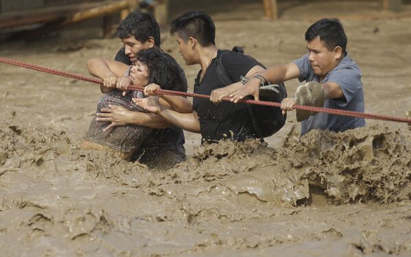 Спасение пострадавшей во время наводнения в Перу. Снимок сделан 17 марта 2017 года - Sputnik Грузия