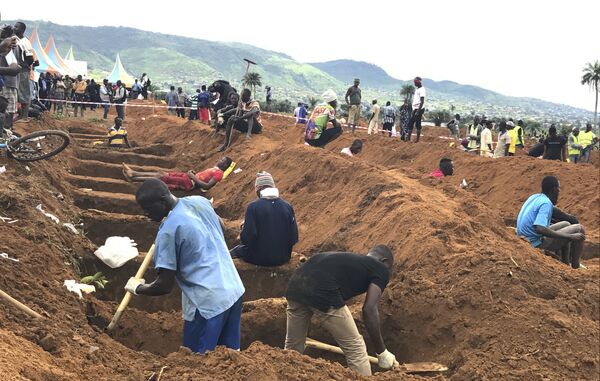 Массовые похороны жертв сильного наводнения и оползней в Сьерра-Леоне. Фото сделано 17 августа 2017 года - Sputnik Грузия