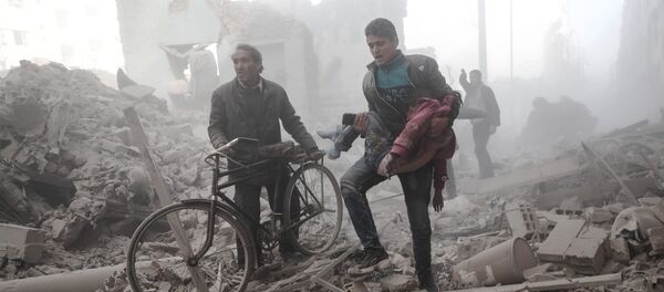 Сириец несет раненого ребенка в городе Дума, после того как населенный пункт подвергся бомбардировке с воздуха Сириец несет раненого ребенка в городе Дума, после того как населенный пункт подвергся бомбардировке с воздуха - Sputnik Грузия