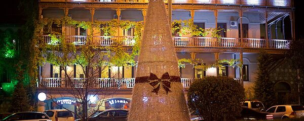 Новогодние украшения на улицах Тбилиси - нарядная елочка на улице Бараташвили - Sputnik Грузия