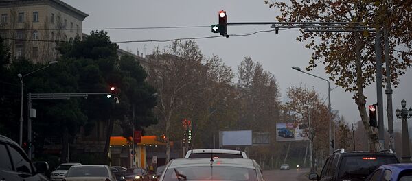 Машины на перекрестке в пасмурную погоду в Тбилиси - Sputnik Грузия