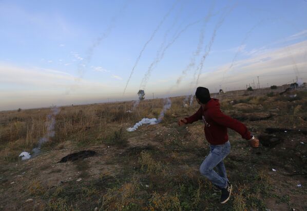 Палестинцы принимают участие в столкновениях с израильской полицией неподалеку от Газы - Sputnik Грузия