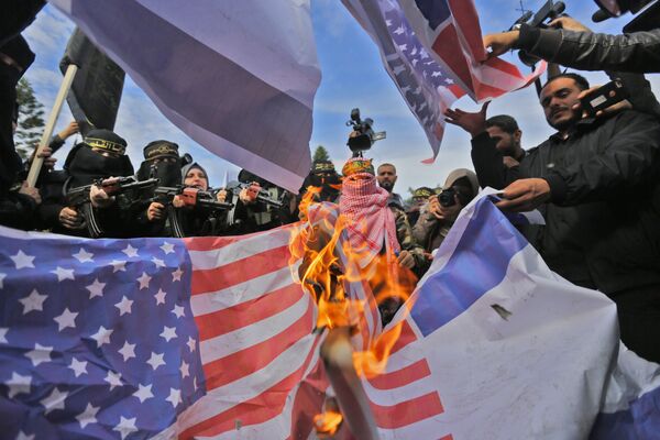 Сторонники воинствующей палестинской группировки Исламский джихад сжигают флаги США во время акции протеста в Газе против решения президента США Дональда Трампа признать Иерусалим столицей Израиля - Sputnik Грузия