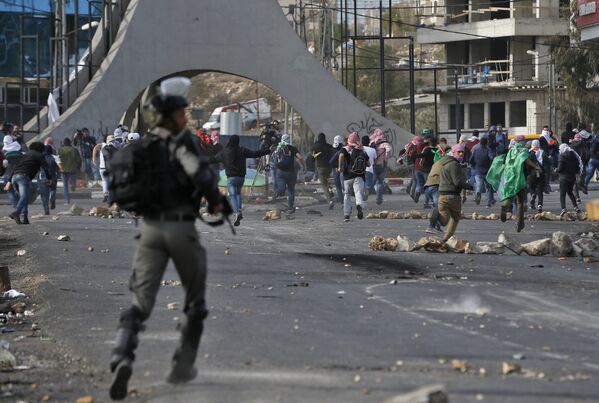 Столкновения израильских сил безопасности с митингующими палестинцами в городе Рамаллах - Sputnik Грузия