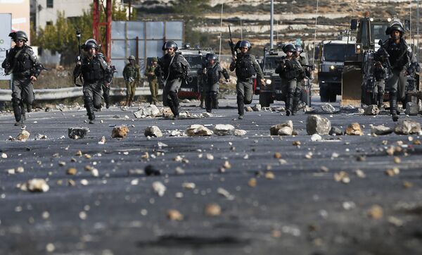Представители израильских сил безопасности принимают участие в операции по наведению порядка у города Рамаллах под градом камней, которые на них обрушили протестующие палестинцы - Sputnik Грузия