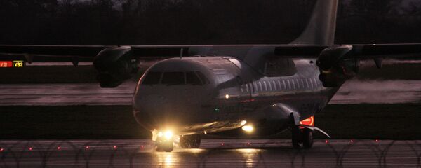 Самолет ATR-42 на взлетно-посадочной полосе - Sputnik Грузия