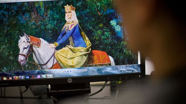 Девушка смотрит на экран монитора, рассматривая картину с изображением Царицы Тамар - Sputnik Грузия