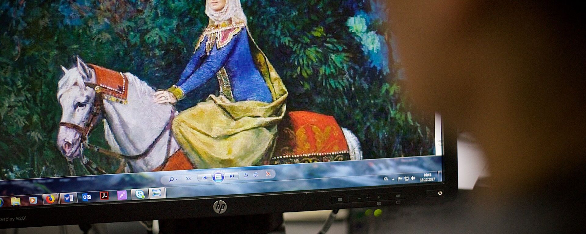 Девушка смотрит на экран монитора, рассматривая картину с изображением Царицы Тамар - Sputnik Грузия, 1920, 22.12.2019
