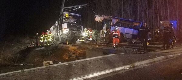 Спасатели работают на месте катастрофы во Франции, где школьный автобус столкнулся с поездом. В результате ЧП погибли четверо детей и около 20 человек получили ранения - Sputnik Грузия