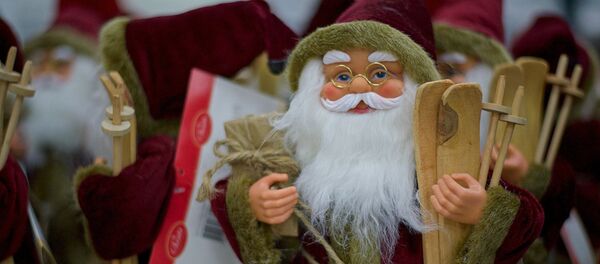 Дед Морозы на новогодней распродаже в одном из торговых центров - Sputnik Грузия
