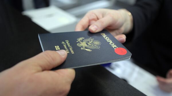 Пассажир предъявляет паспорт гражданина США - Sputnik Грузия