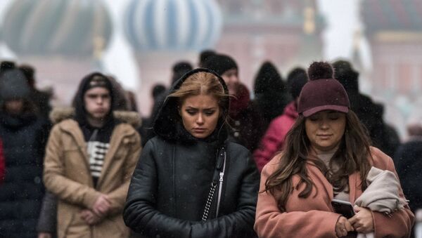 Прохожие во время снегопада на Красной площади в Москве - Sputnik Грузия