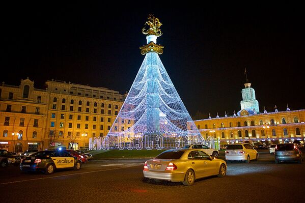 Памятник Святому Георгию на площади Свободы, празднично украшенный к Новому году - Sputnik Грузия
