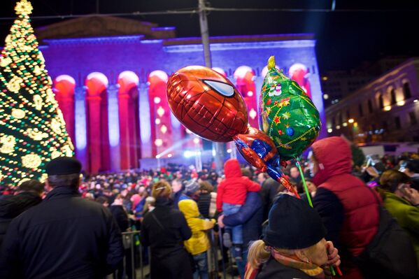 Праздничные дни в канун Нового года - настоящее раздолье для уличных торговцев, продающих воздушные шарики. В это время клиентов у них хоть отбавляй - Sputnik Грузия