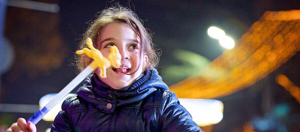 Девочка сидит на плечах у отца Девочка сидит на плечах у отца - Sputnik Грузия