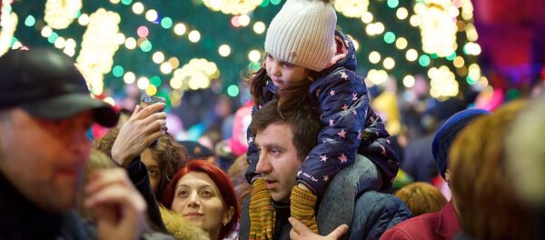 Люди фотографируются на память у главной новогодней елки Грузии на проспекте Руставели - Sputnik Грузия