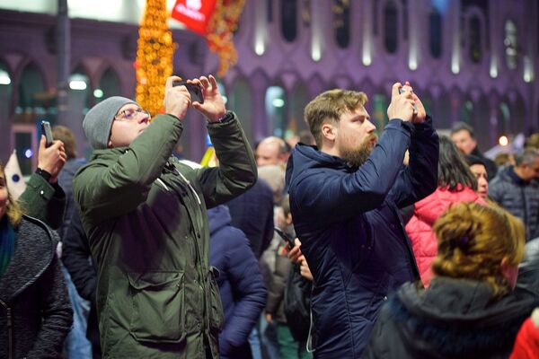 Туристы фотографируют главную новогоднюю елку Грузии - Sputnik Грузия