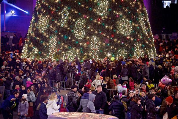 После завершения официальной части праздничной церемонии, люди заполнили все пространство у новогодней елки - Sputnik Грузия
