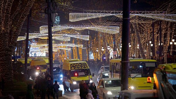 Машины едут по празднично украшенному проспекту Руставели перед Новым годом - Sputnik Грузия