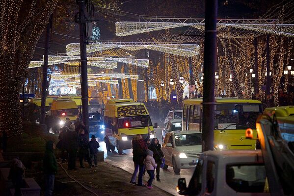 По сравнению с прошлым годом, новогодняя иллюминация на проспекте Руставели полностью обновлена - Sputnik Грузия