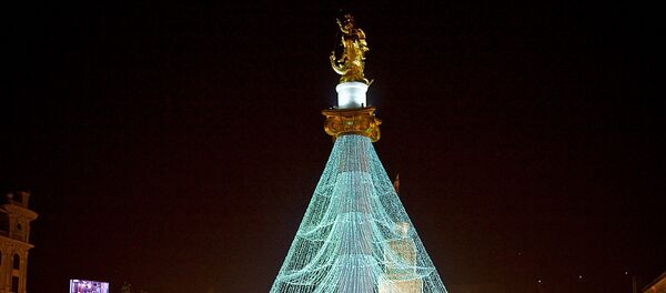 Памятник Святому Георгию на площади Свободы, празднично украшенный к Новому году - Sputnik Грузия