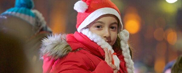 Девочка в колпаке Санты на проспекте Руставели - Sputnik Грузия