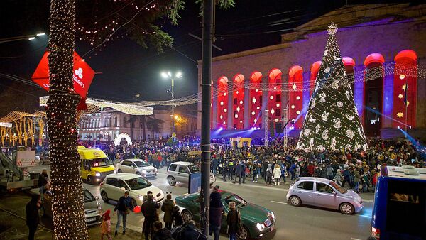 Новогодние огни Тбилиси: как город готовится к празднику - Sputnik Грузия