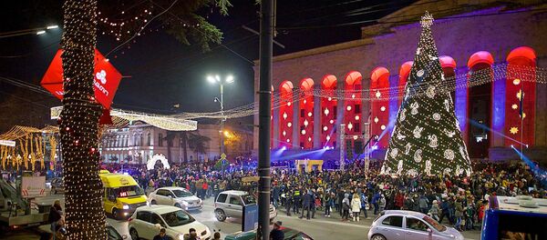 Новогодние огни Тбилиси: как город готовится к празднику Новогодние огни Тбилиси: как город готовится к празднику - Sputnik Грузия