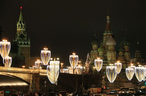 Более четырех тысяч световых инсталляций и многокилометровые гирлянды призваны создать праздничное настроение у жителей города и его гостей - Sputnik Грузия