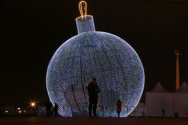 Самой огромной фигурой новогоднего оформления Москвы остается гигантский светящийся шар, который в этом году разместили на Поклонной горе - Sputnik Грузия