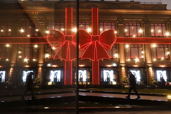 Более 20 миллионов светодиодных огней одновременно зажглись в Москве 15 декабря. На фото - новогодняя иллюминация на улице Неглинная в Москве - Sputnik Грузия