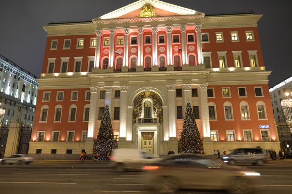 Новогоднюю Москву власти украсили, разместив на улице 266 украшенных праздничных елей, каждая высотой более 20 метров - Sputnik Грузия